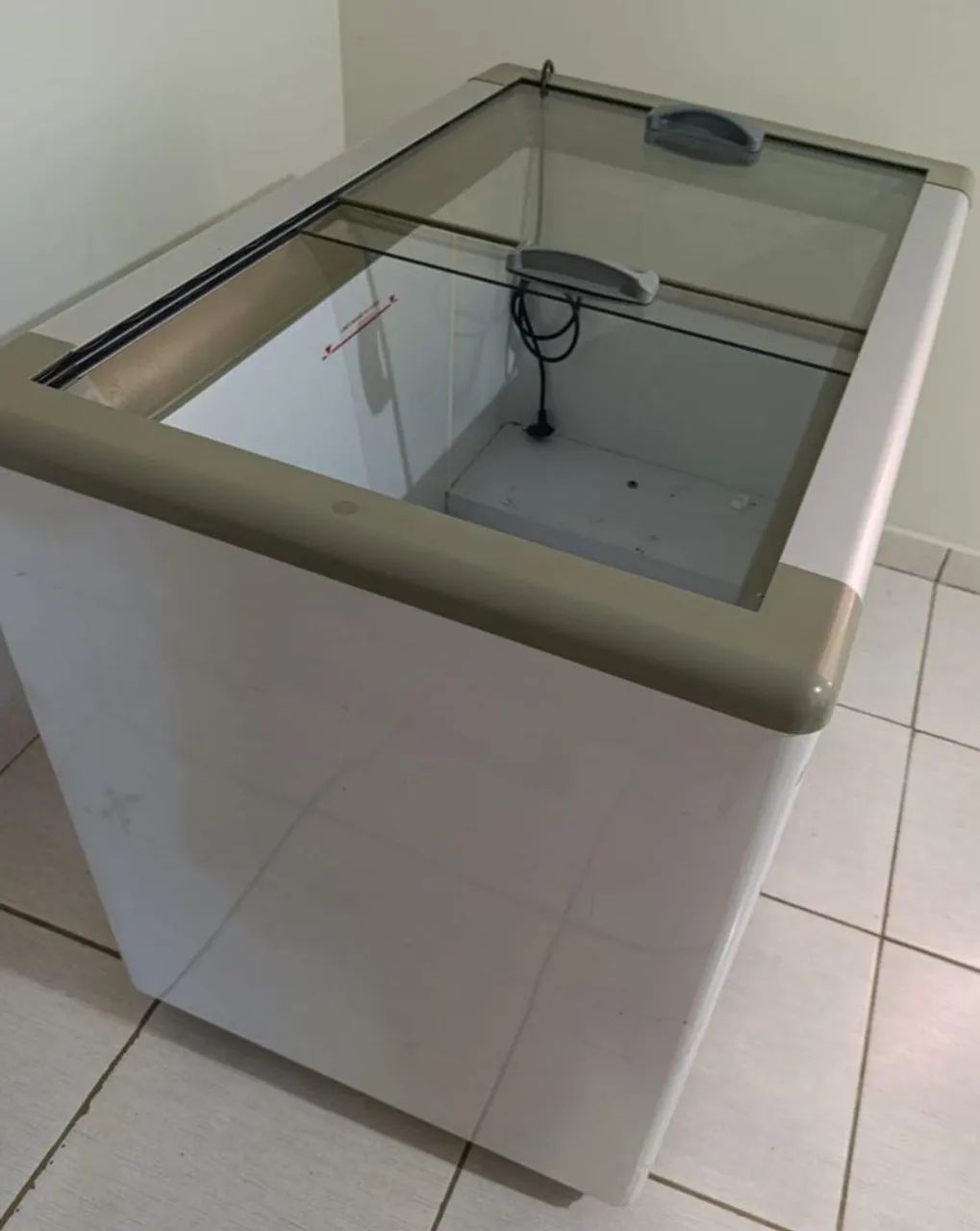 Freezer horizontal 311Lts Fricon c/ expositor de vidro  - Foto 2
