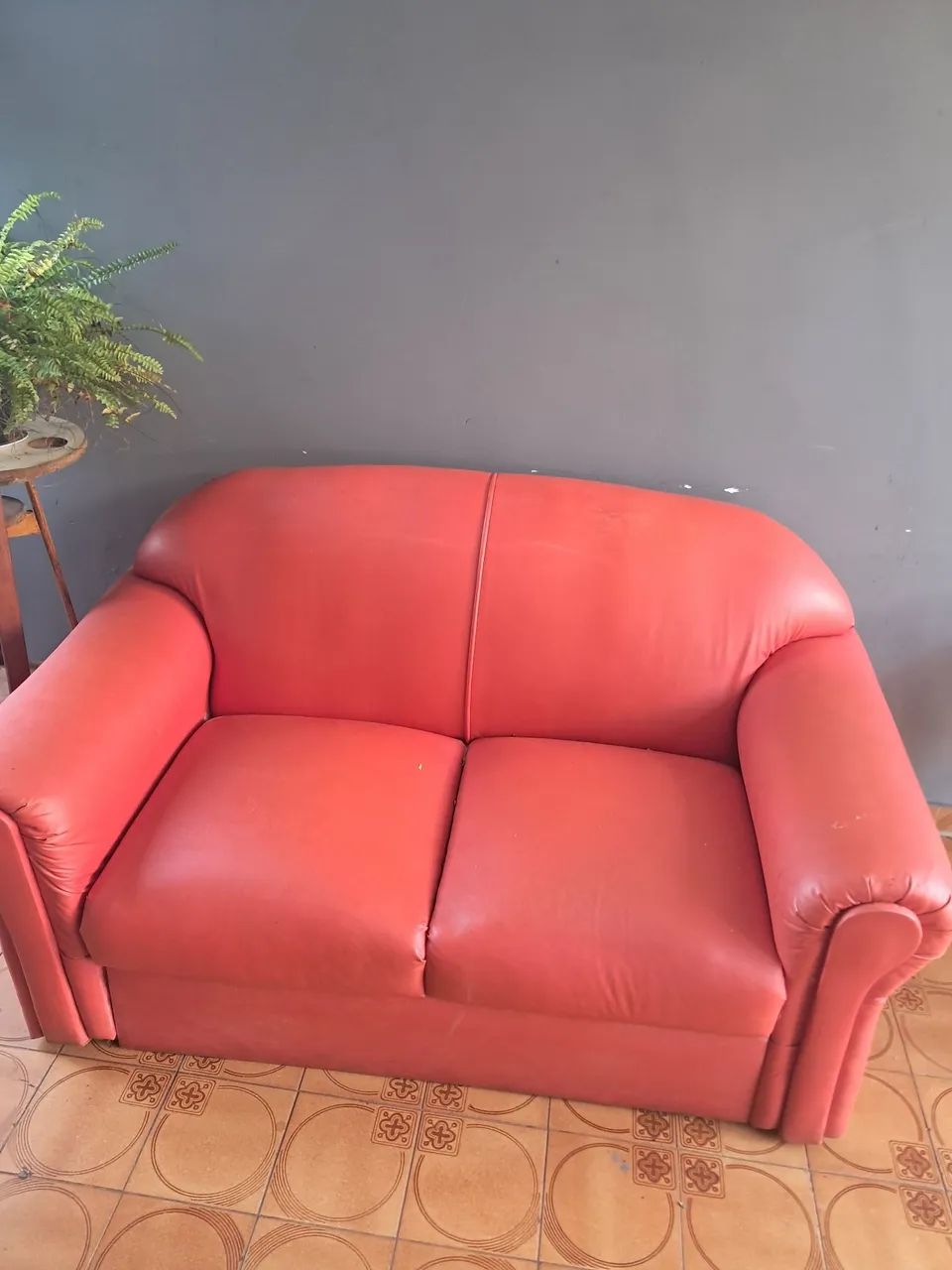 Sofá Vintage 2/3 lugares em Corino Vermelho  - Foto 4