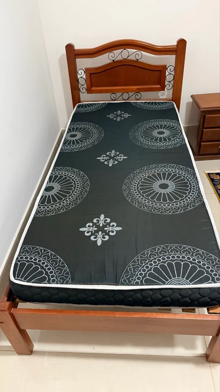 Cama solteiro em madeira maciça - seminova  - Foto 4