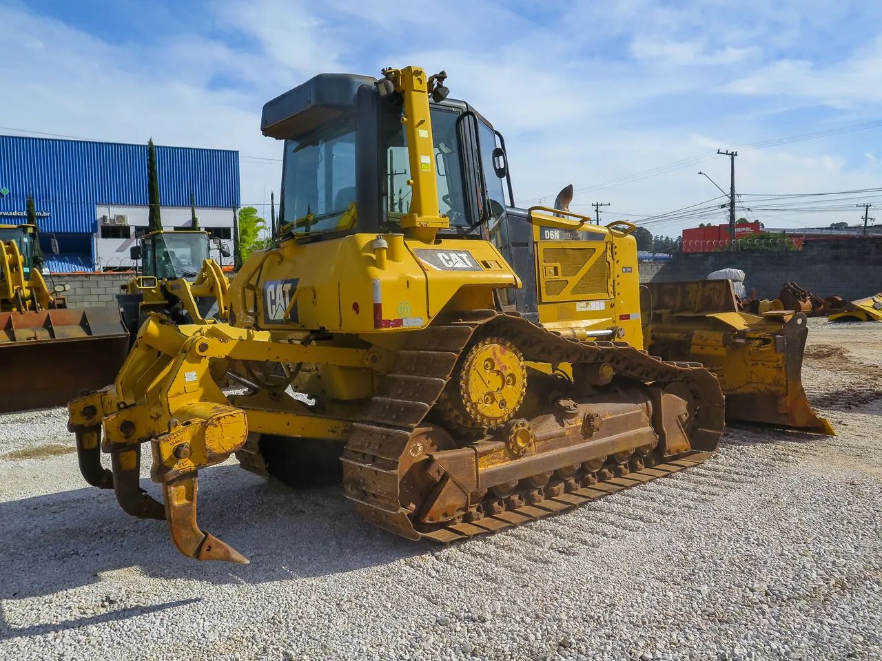 Trator de esteiras CATERPILLAR D6N 2013 com 12.500h de operação