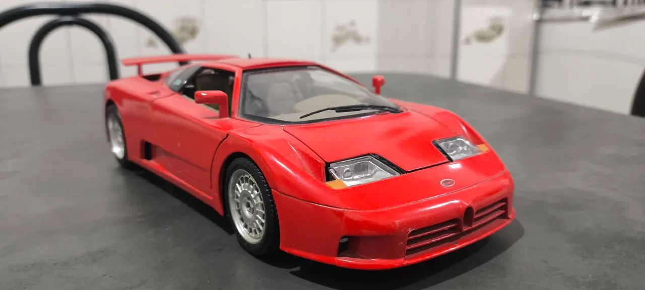 Bugatti EB110, ano 1991, marca Burago (escala 1:18)