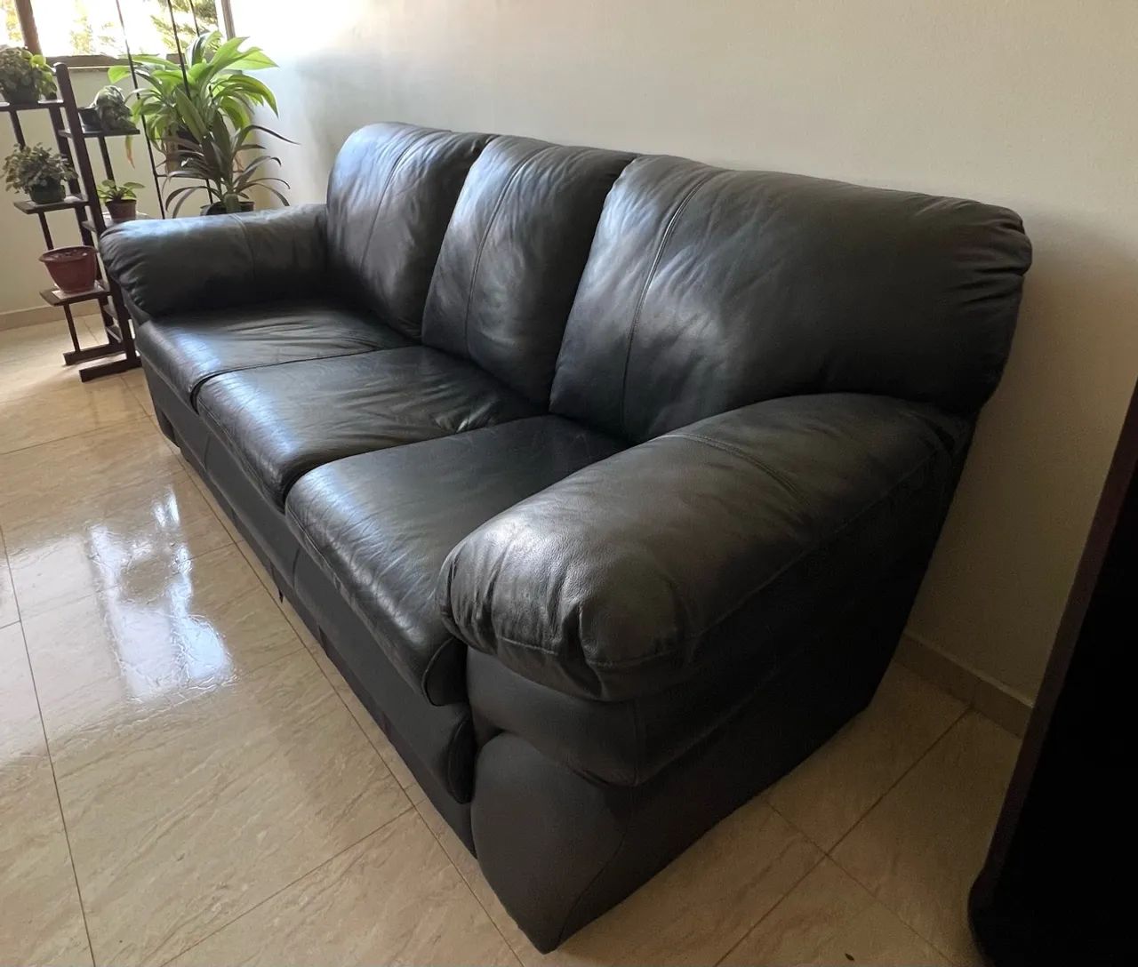 Conjunto de Sofás de Couro Preto - 2 e 3 Lugares - Foto 4
