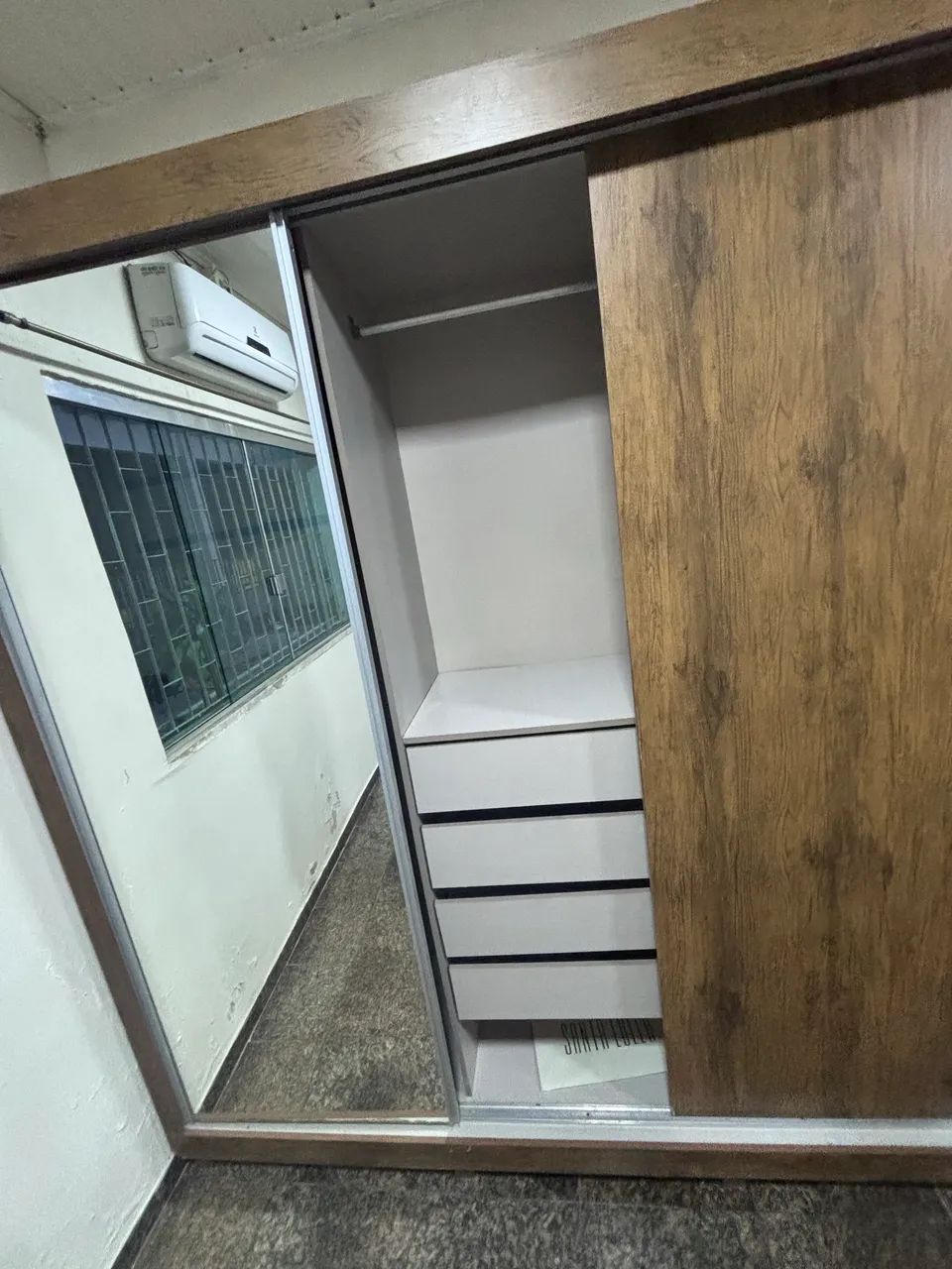 Guarda roupa grande com espelho