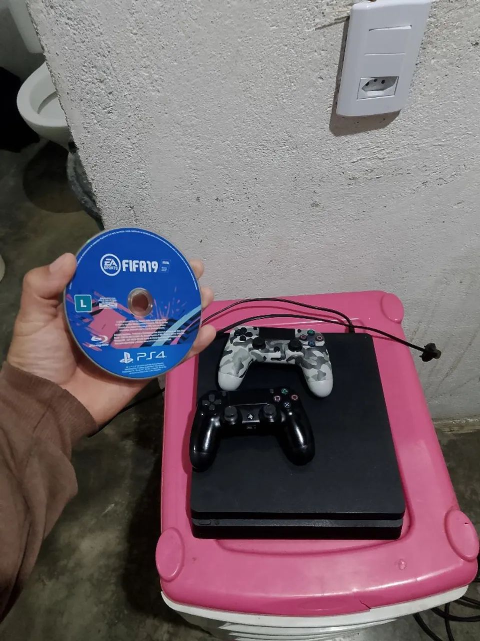 Ps4 slim 1TB 2 controles 2 jogos  - Foto 4