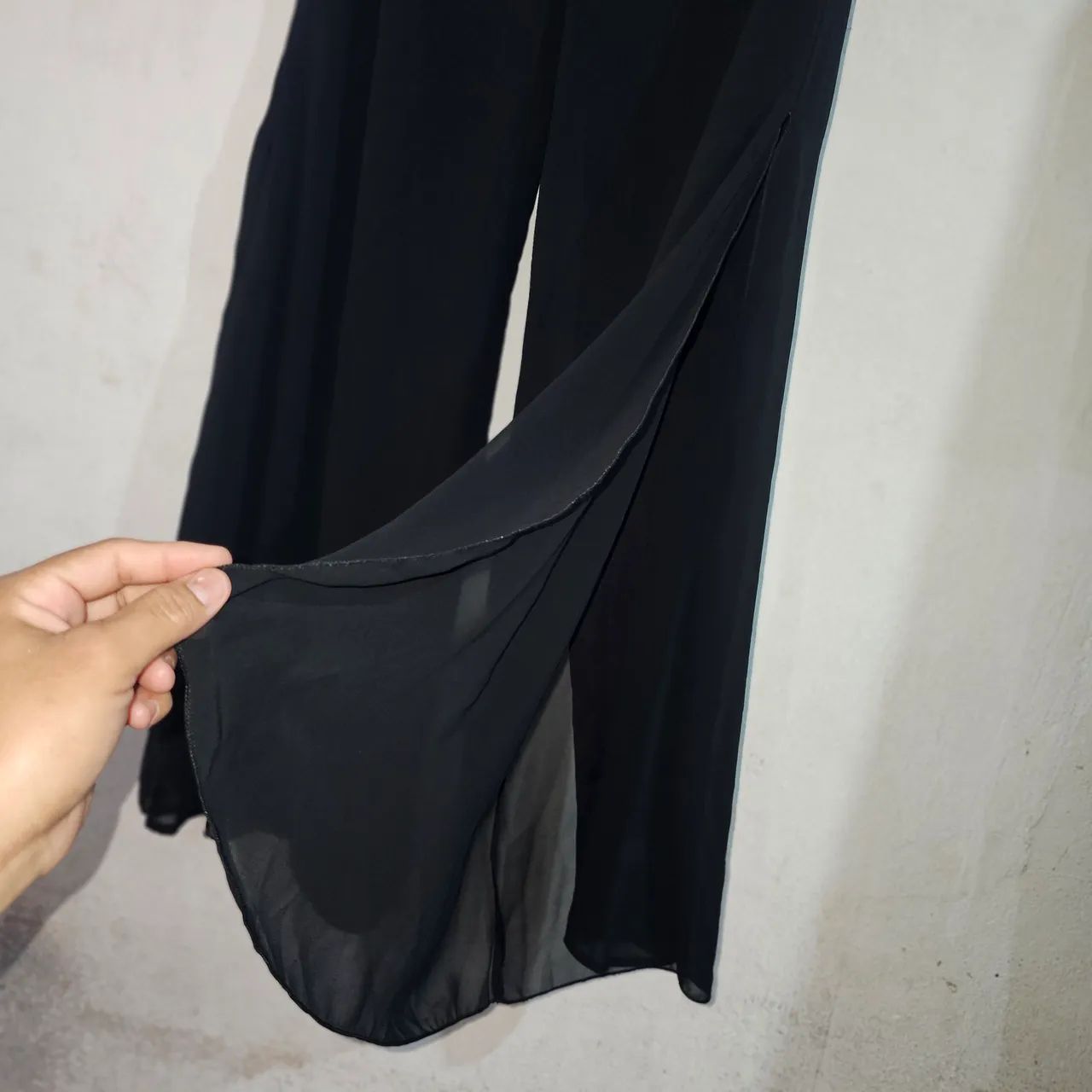 calça pantalona preta com sobreposição m M arkitect usado - Foto 3