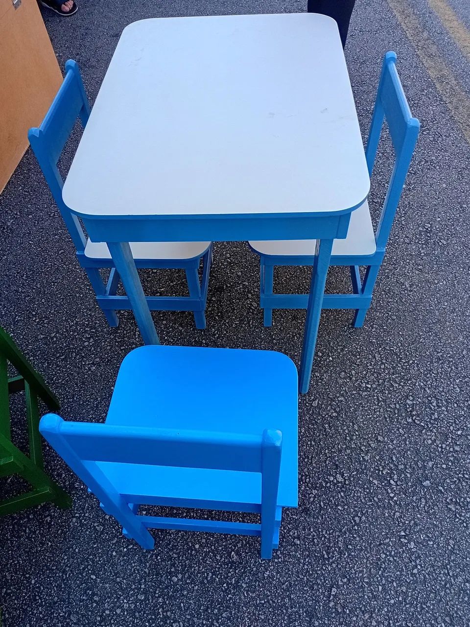 Mesa com duas cadeirinhas infantil