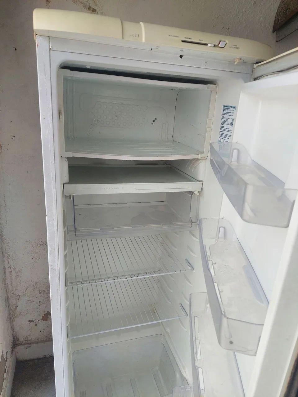 Vendo,geladeira funcionando normal  - Foto 2