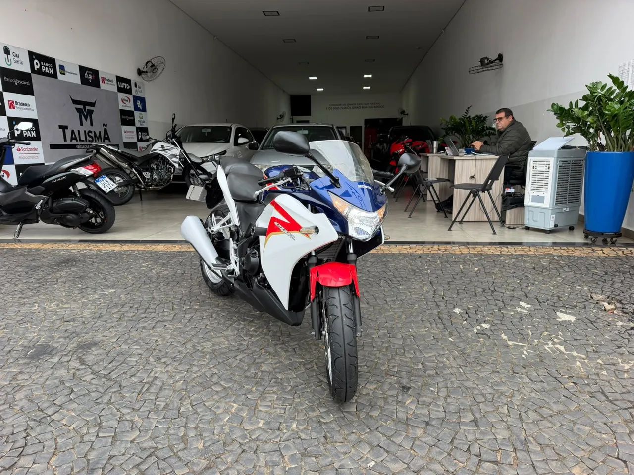 CBR 250r 2012 - 1535639713 | OLX