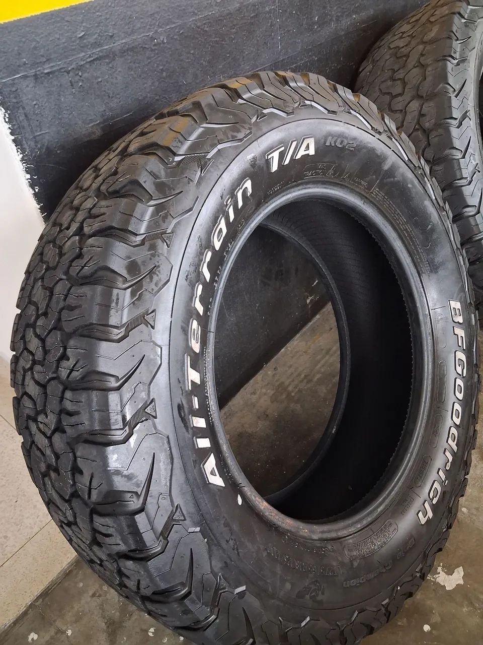 5 Pneus BF AT 275/65/18 seminovos - Foto 2