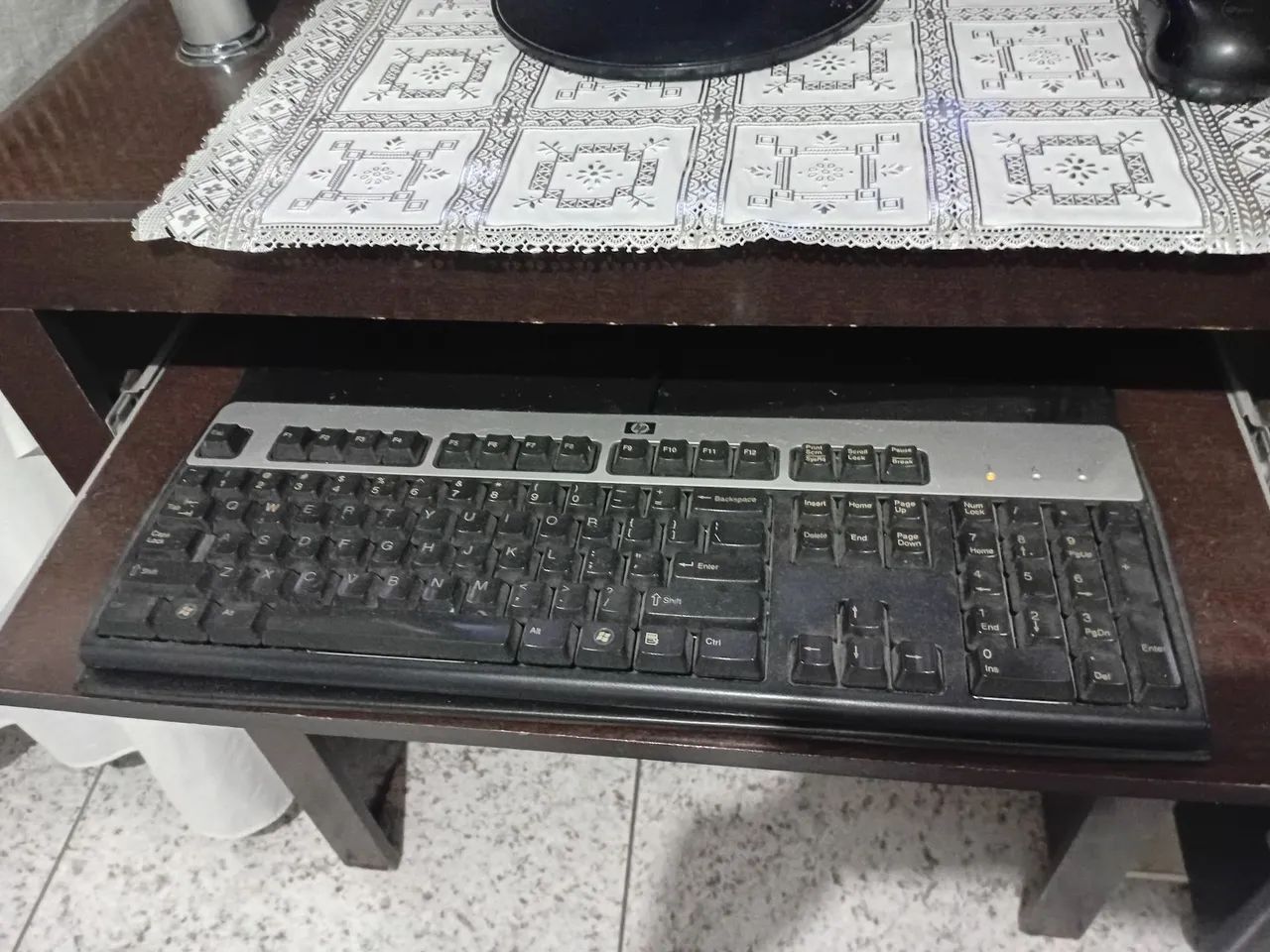 Computador bem conservado com estante e cadeira - Foto 5
