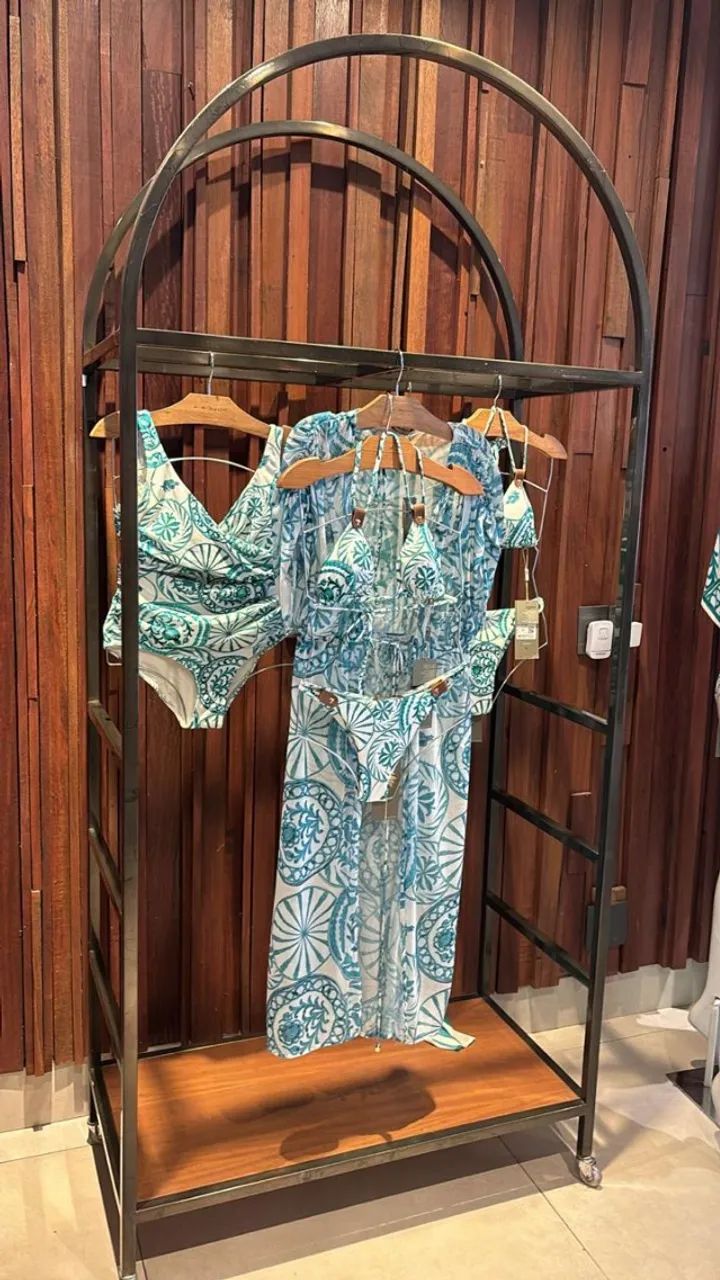Vendo arara de roupas em ótimo estado de conservação