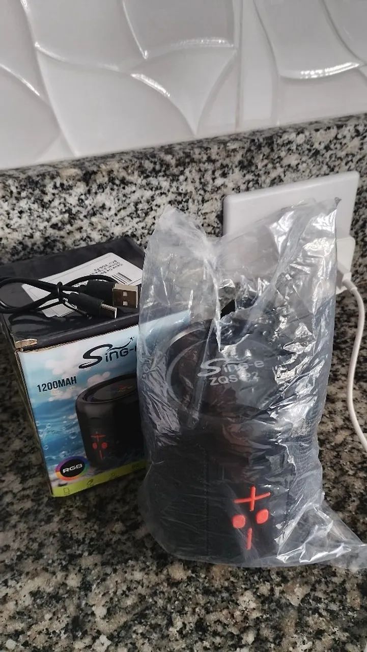 Caixinha bluetooth com luzes RGB - Foto 3