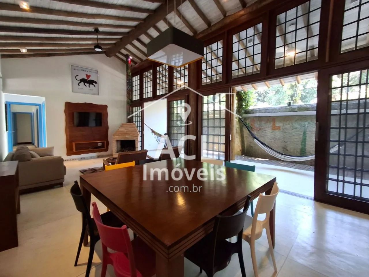 Casa para locação anual em Camburi | 80 m da praia | 3 suítes | Quintal | 12 vagas