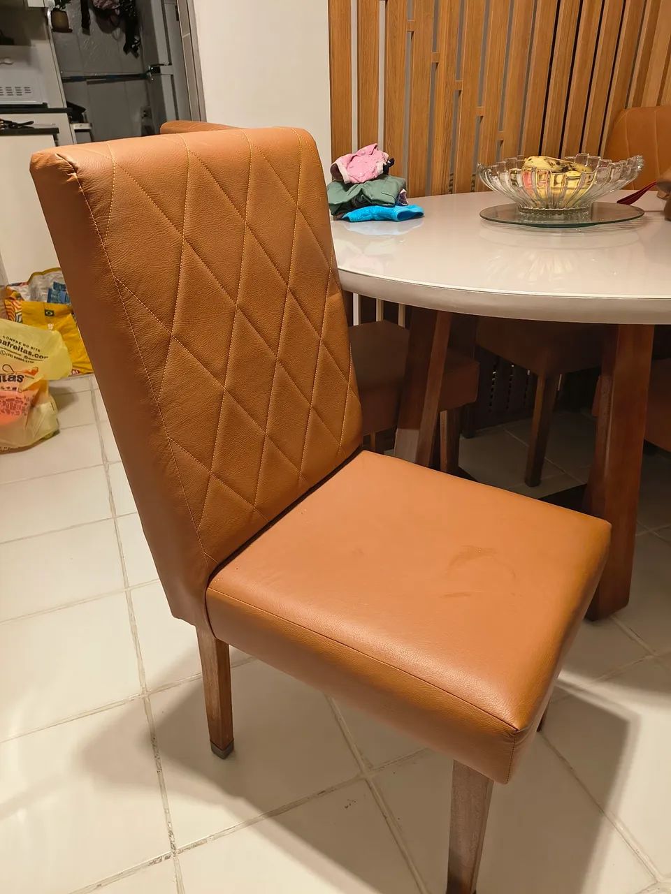 Vendo mesa de madeira com 4 cadeiras  - Foto 5