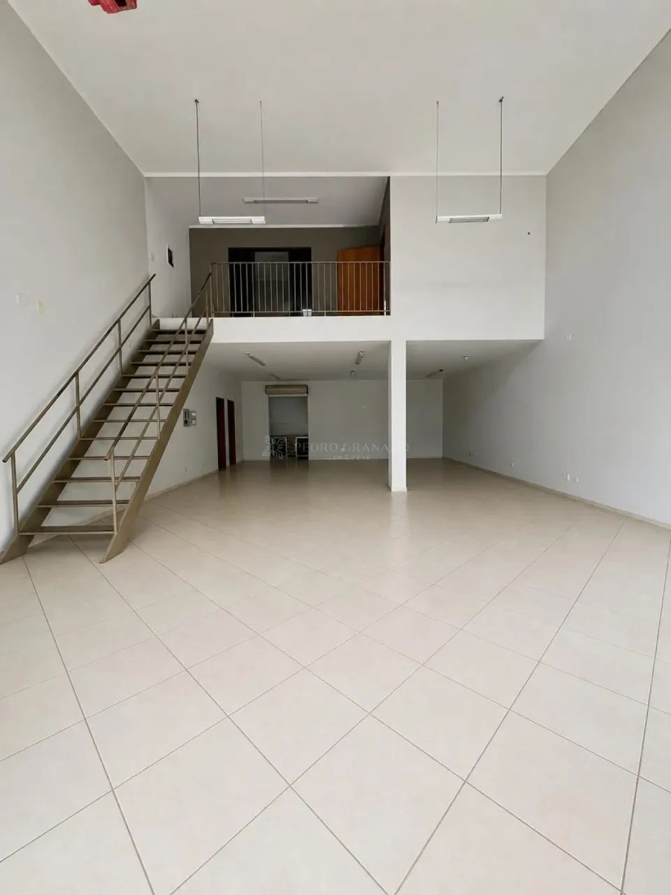 Ótimo Salão Comercial com amplo mezanino - Foto 2