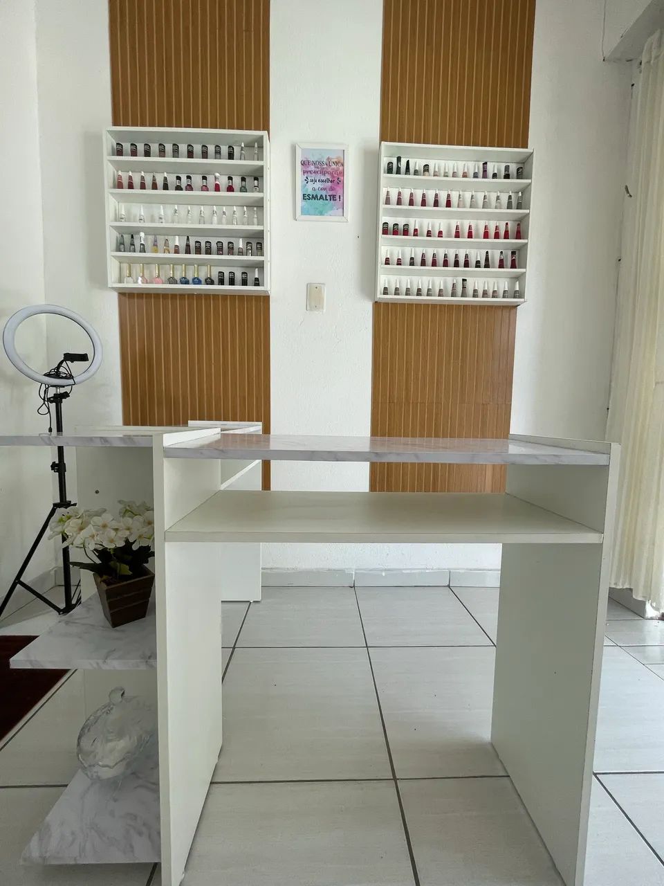 Vendo expositores de esmaltes e mesa de manicure  - Foto 3