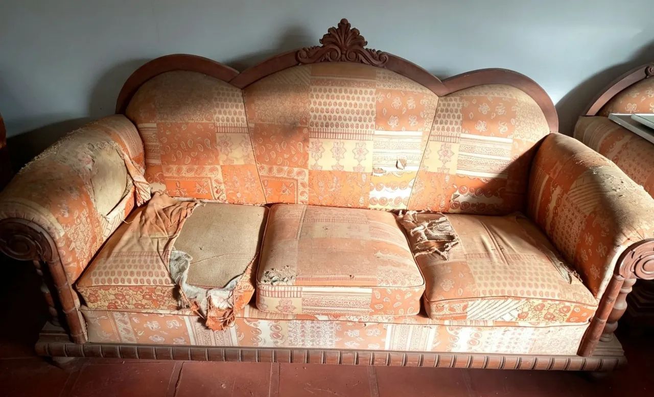 Conjunto de sofá antigo em madeira entalhada  - Foto 5