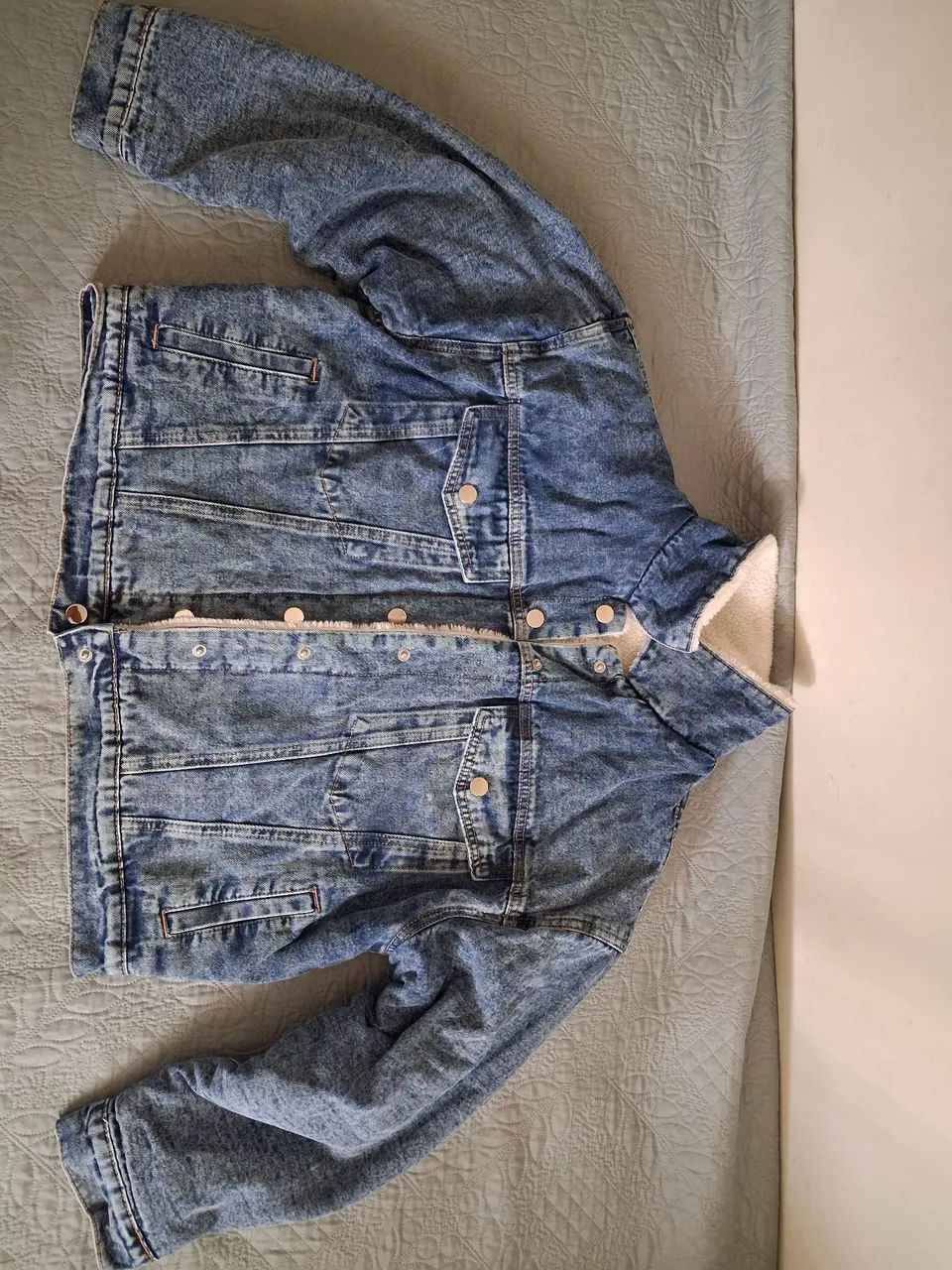 Jaqueta jeans feminina com pelinho