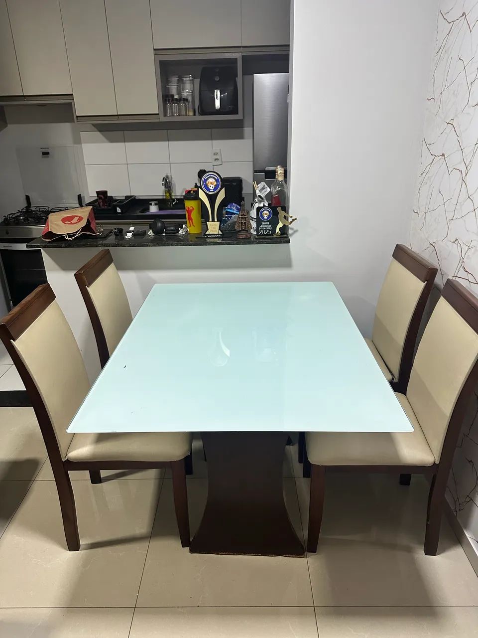 MESA DE VIDRO COM 4 CADEIRAS