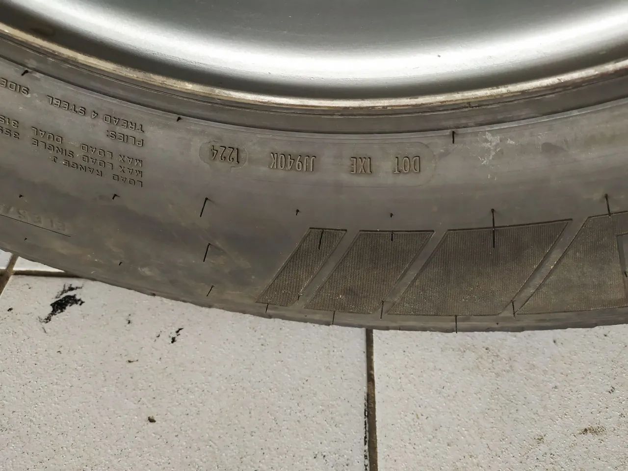 Pneu 295 /80 R 22.5 com roda seminovo - Foto 7