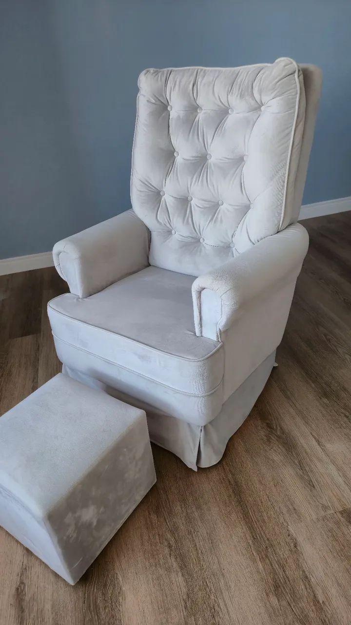 Poltrona de amamentação com puff Quarto Crescente - Foto 2
