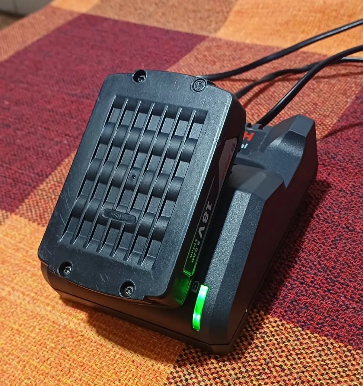 Carregador e bateria BOSCH parafusadeira  - Foto 4