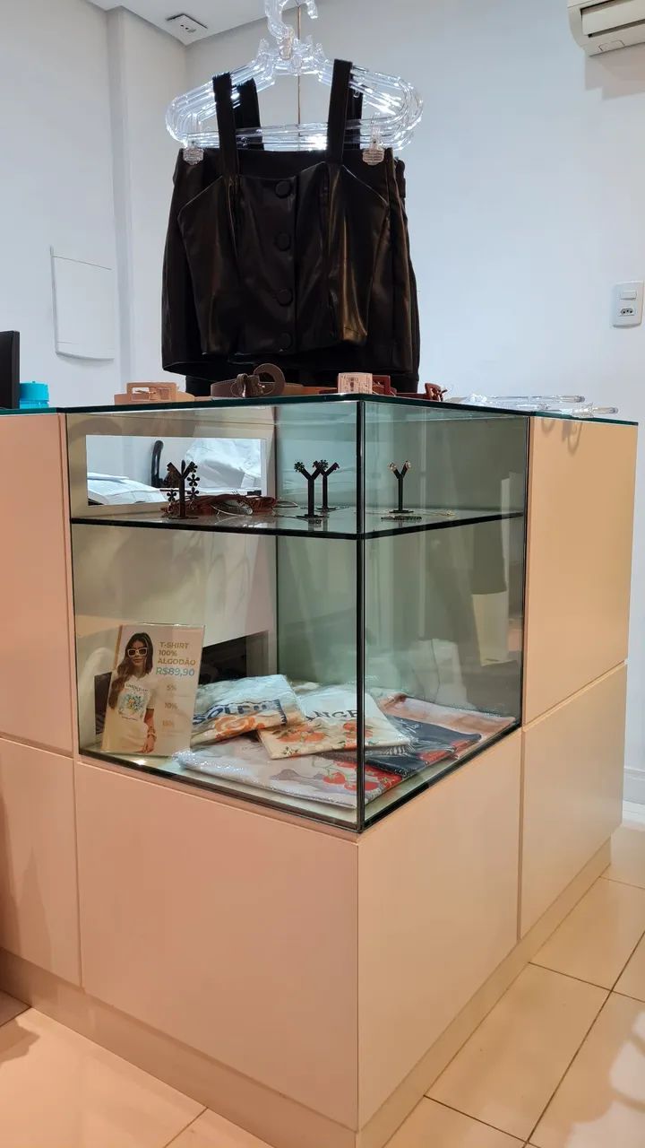 Balcão Caixa em L - MDF Branco com Tampo de Vidro e Vitrine Expositora - Foto 2