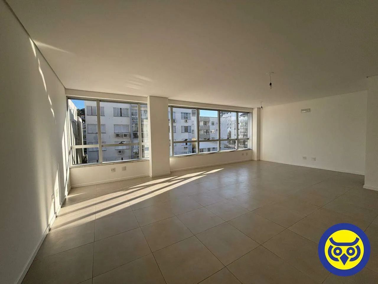 Sala comercial para locação em Coqueiros  1 vaga de garagem
