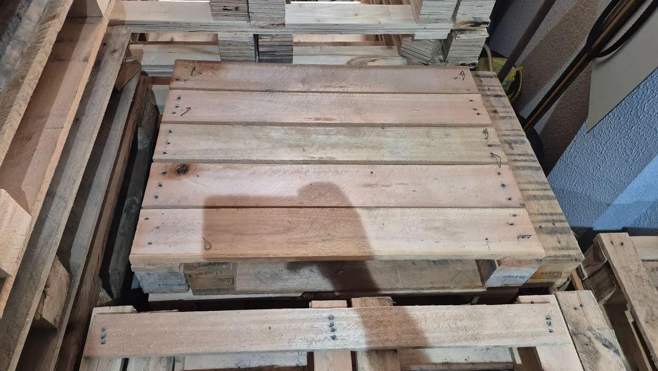 Pallets seminovos medida 0.80 centímetros por 0.60 centímetros, madeira eucalipto. 
