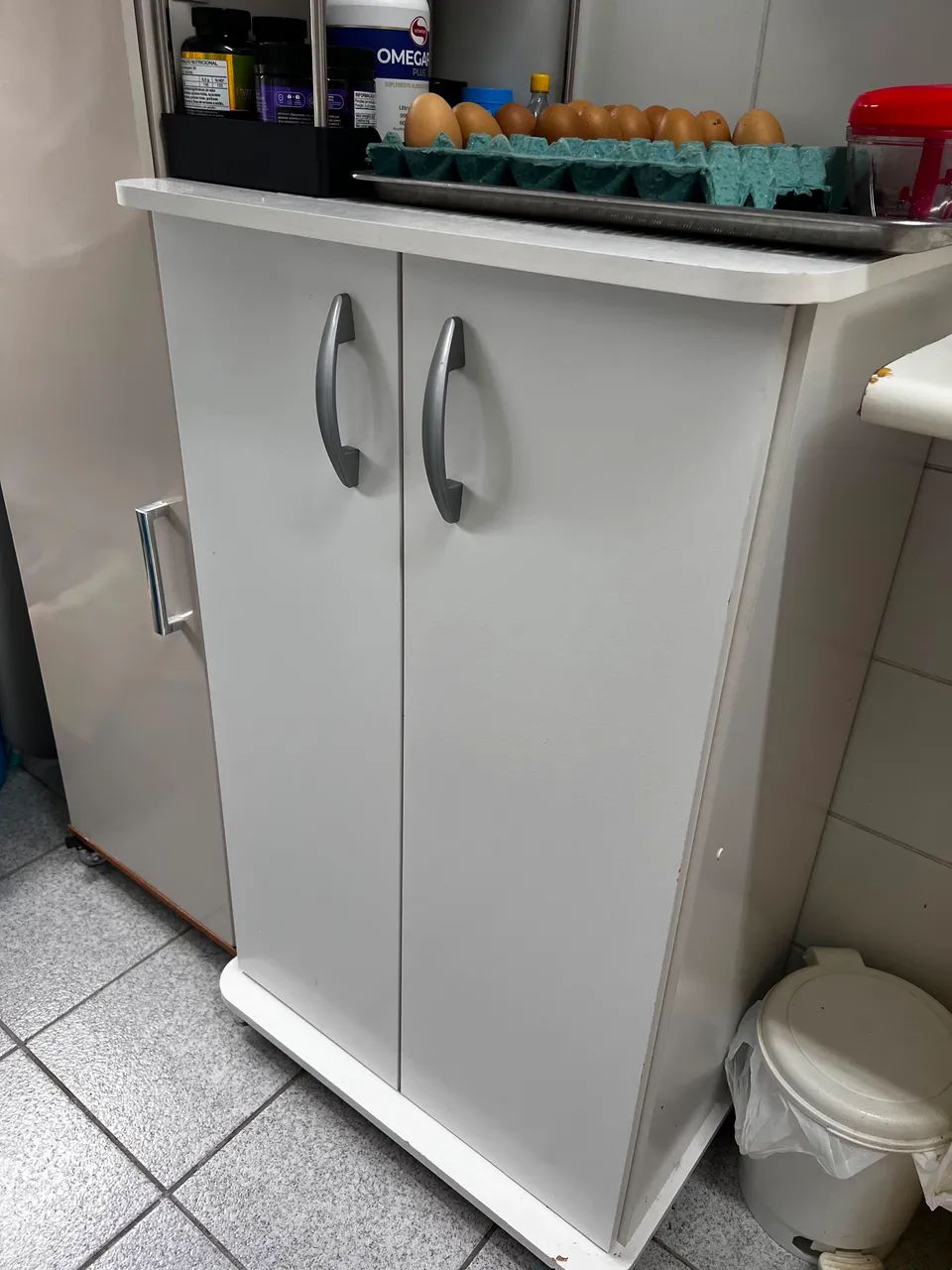 armário multiuso branco com rodinhas