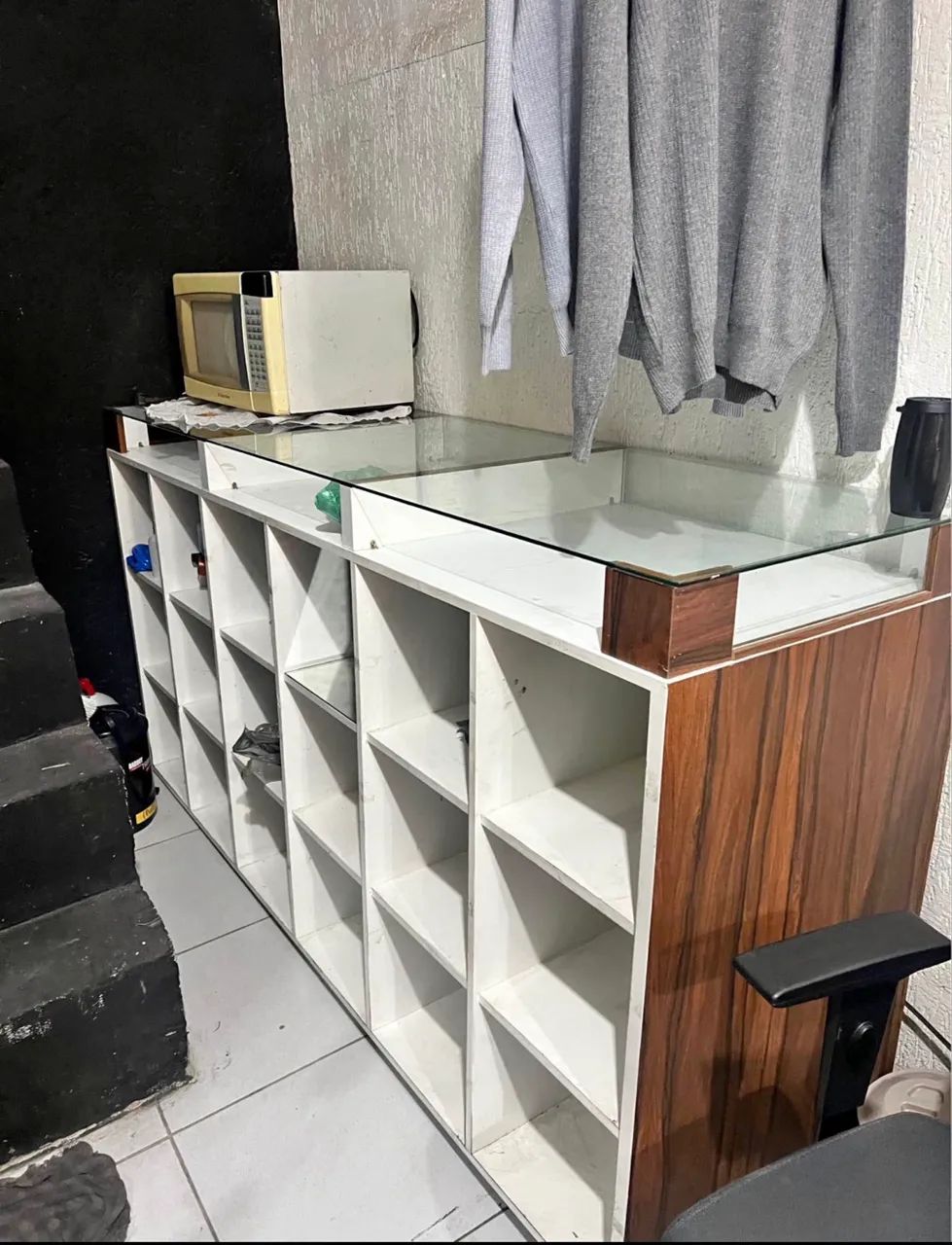 Balcao de recepção com vidro e nichos