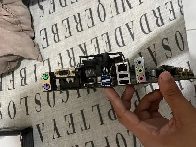 PLACA MÃE H310-E, I5 9400F INSTALADO JÁ.