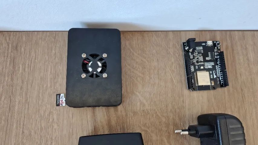 Kit Raspberry Pi 4 Model B 8GB + Tela Touch + Case com Cooler + Fonte e Acessórios - Foto 2