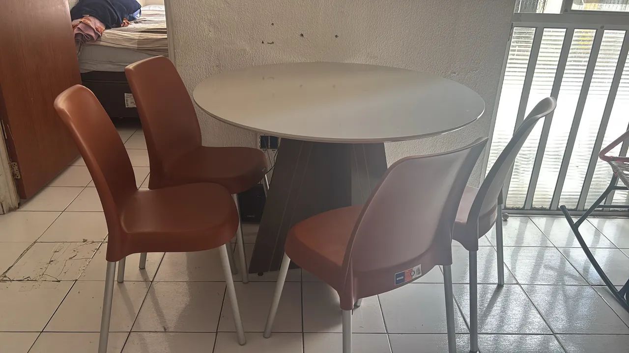 Vendo mesa e cadeiras  - Foto 2