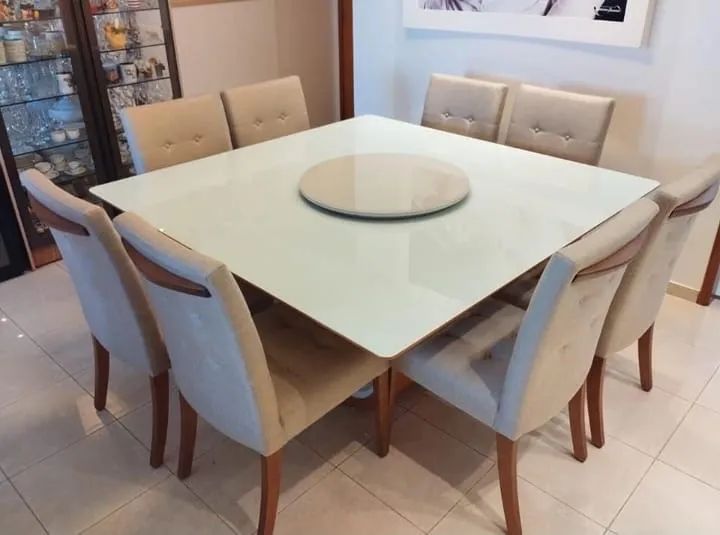 Mesa nova com cadeiras de madeira 