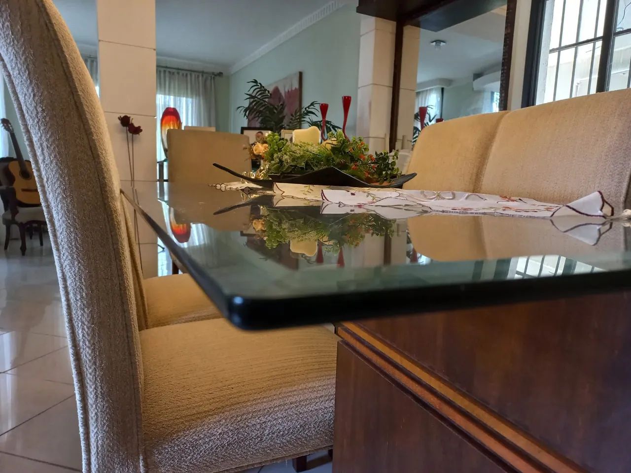 MESA DE JANTAR COM 6 CADEIRAS. RARIDADE  - Foto 5