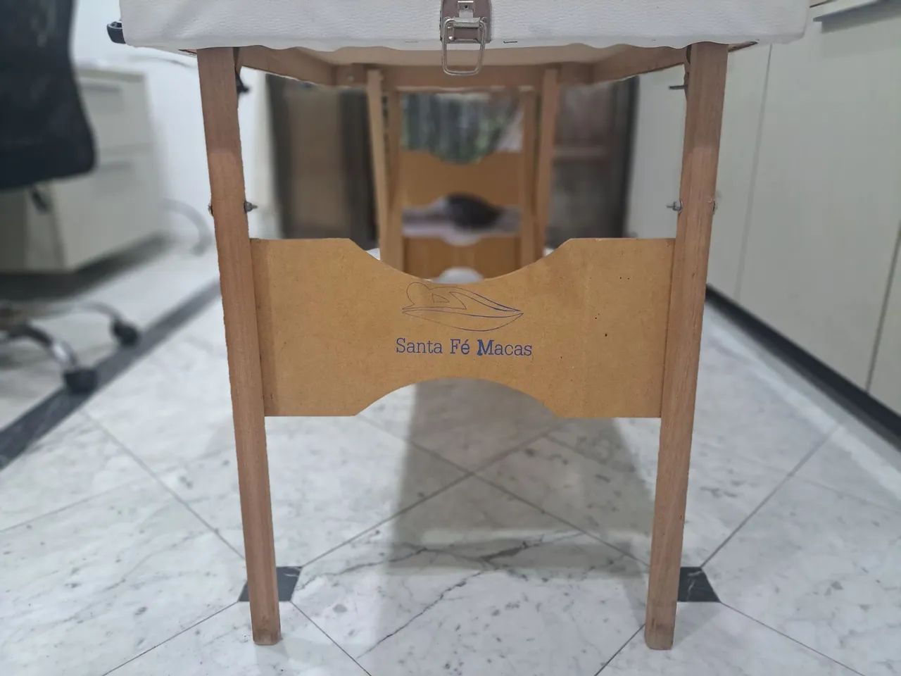 Maca com mesa auxiliar para atendimento em estética, - Foto 3