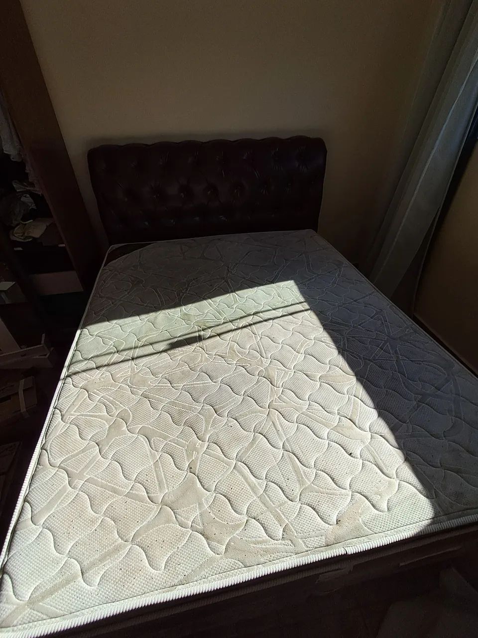 Sofá, cama queen com cabeceira e poltronas - Foto 3
