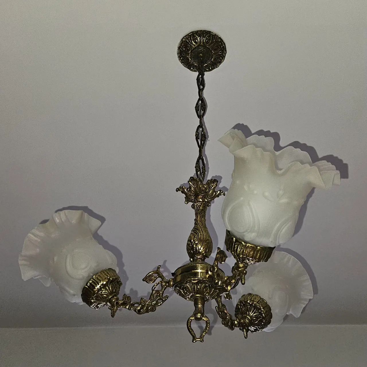 Lustre Clássico em Bronze com 3 Braços e Tulipas de Vidro (Modelo 2)