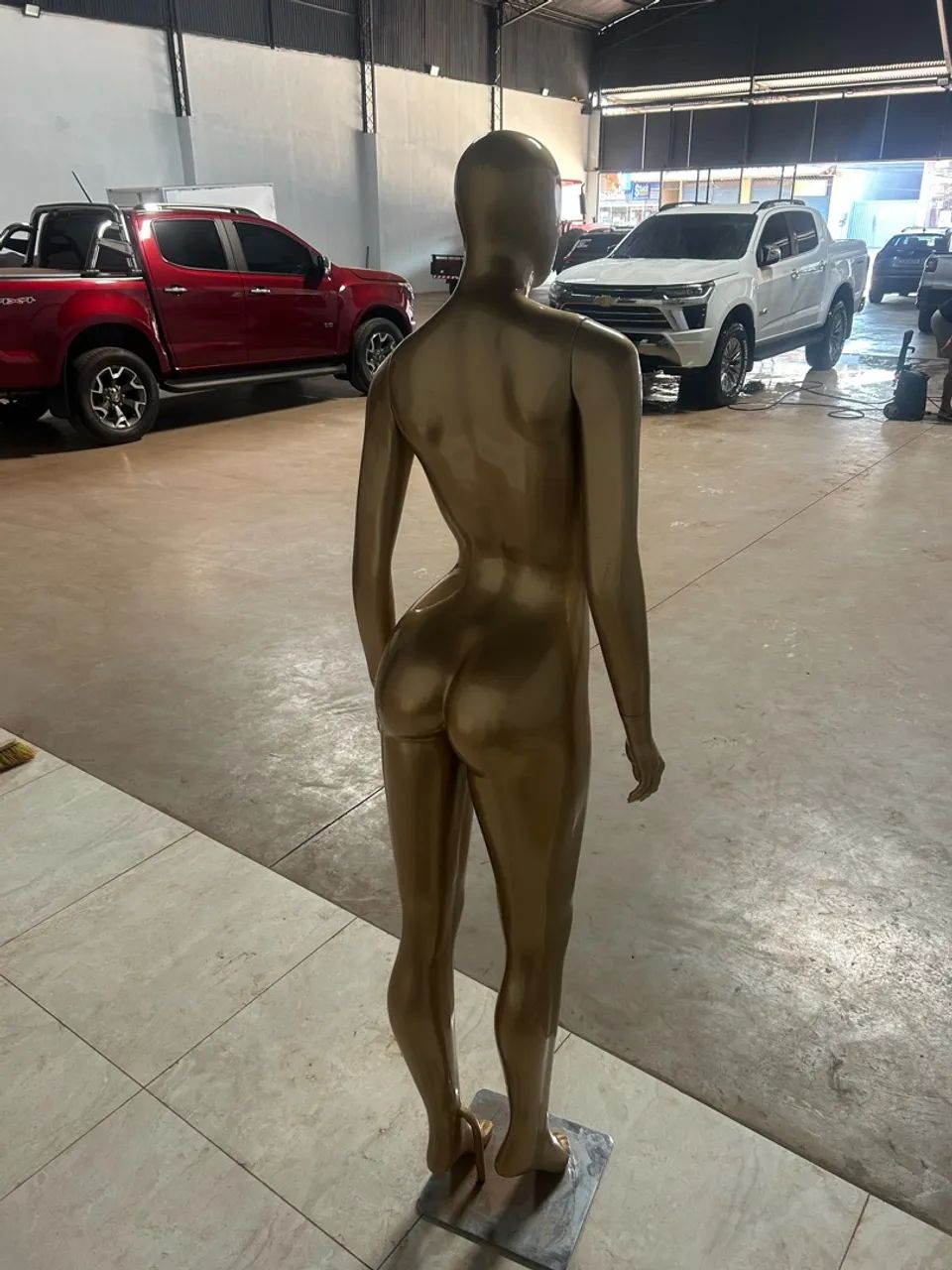 Manequim dourado  - Foto 3