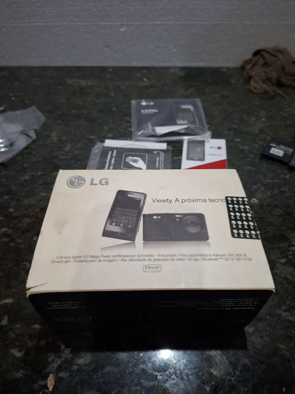 Telefone celular LG KE990C. 