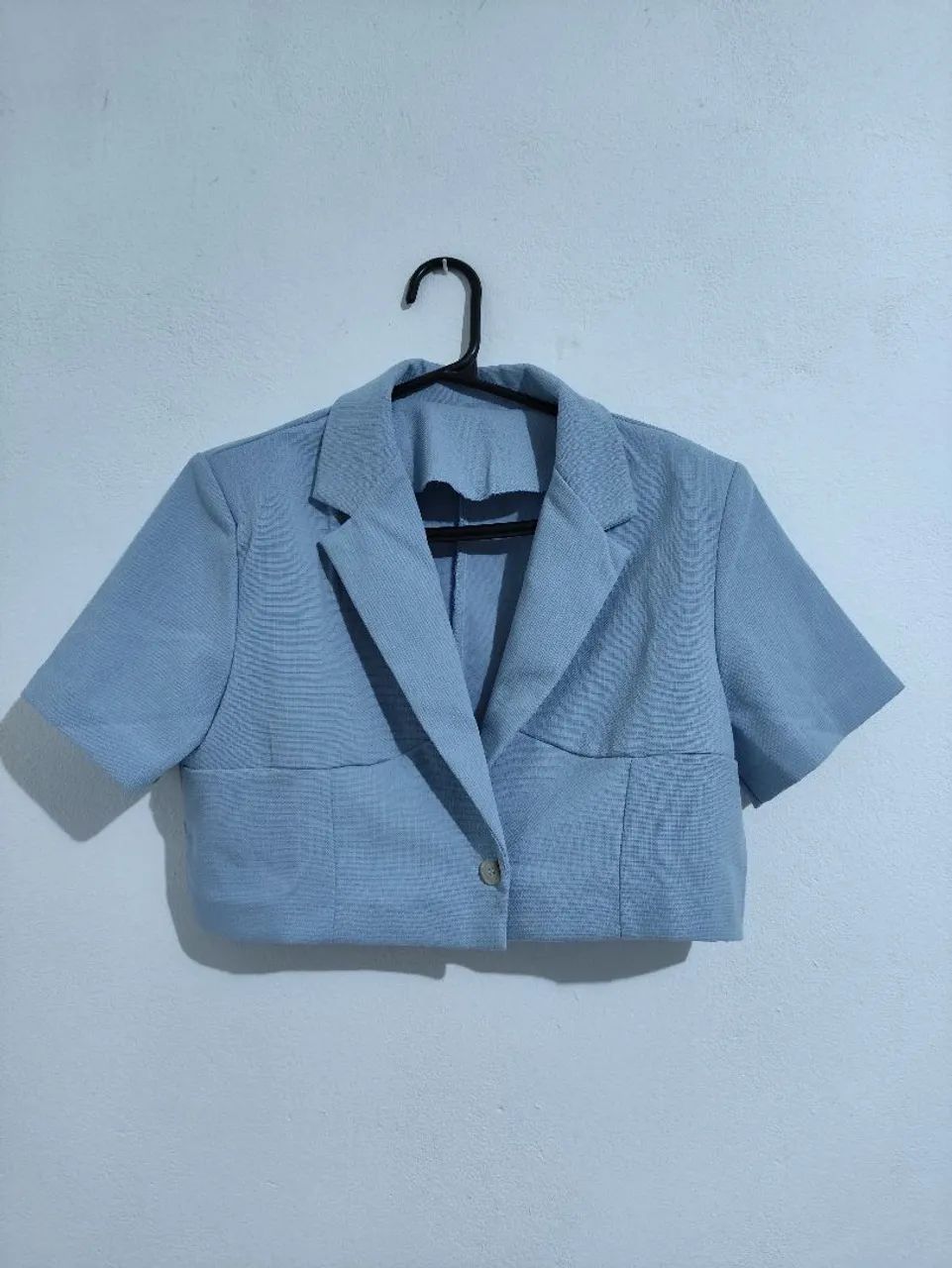 blazer cropped manga curta azul bebê elegante com ombreiras