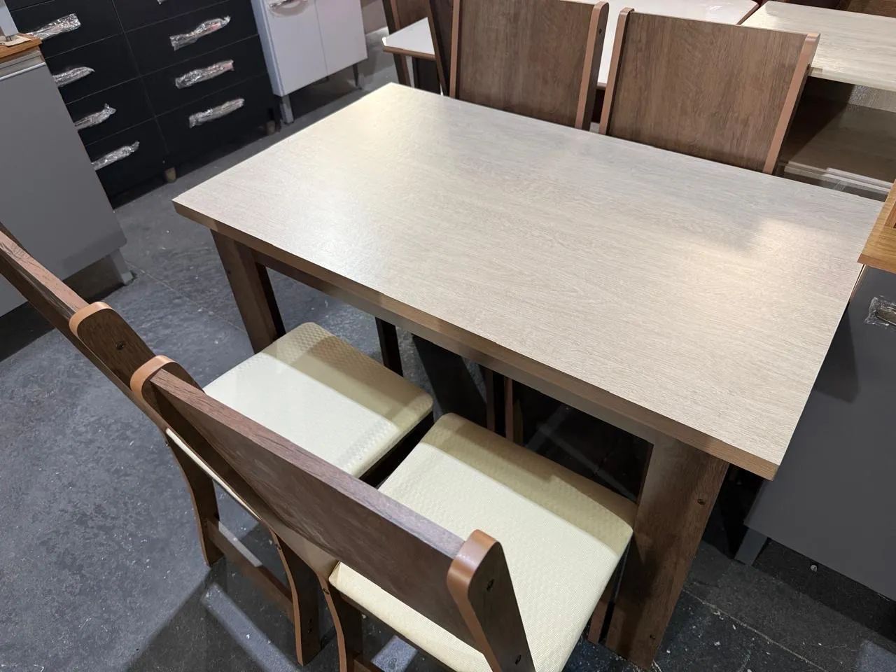 Mesa com 4 cadeiras - entregamos hoje 