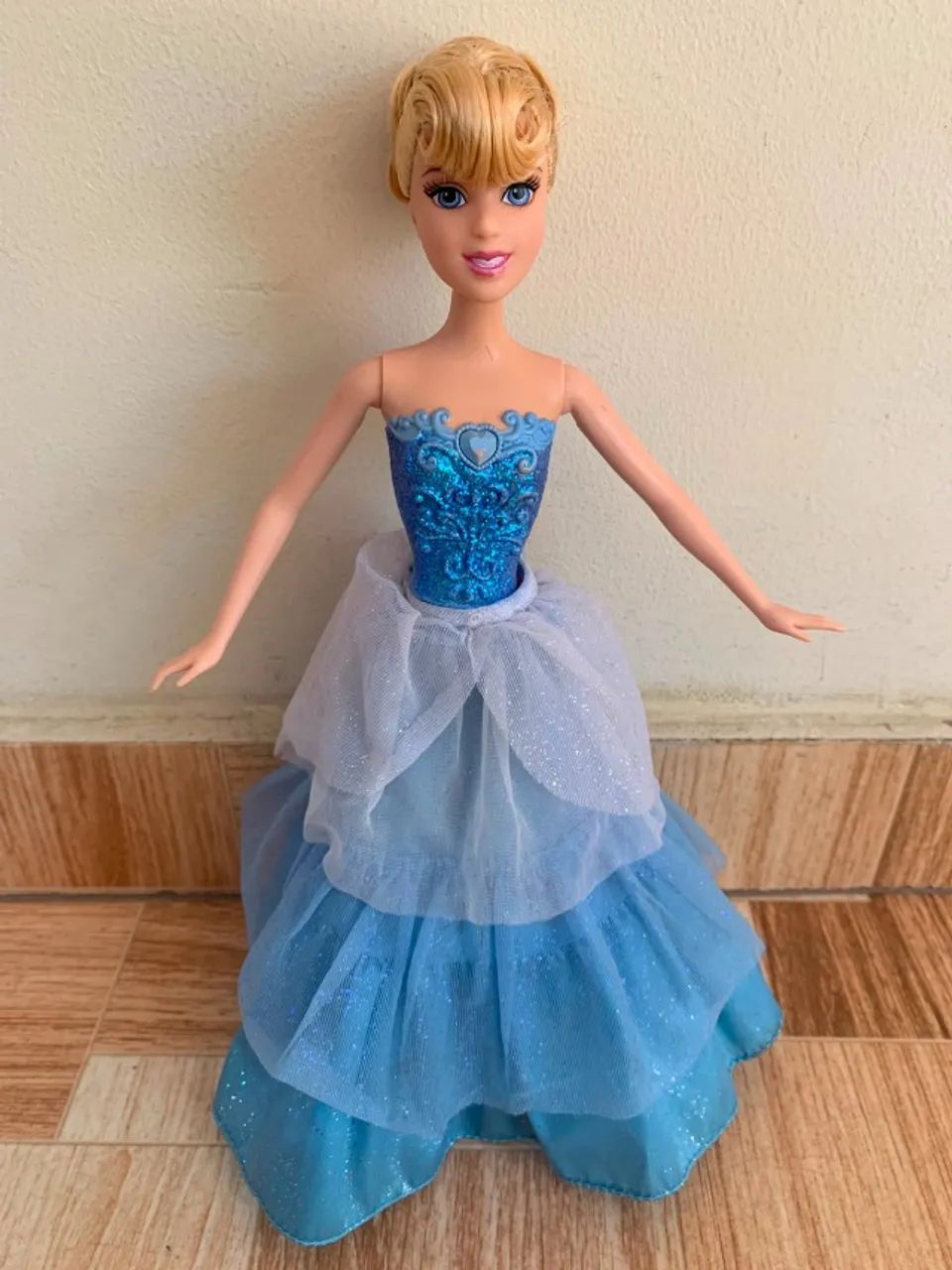 Boneca Barbie Cinderela com vestido que transforma
