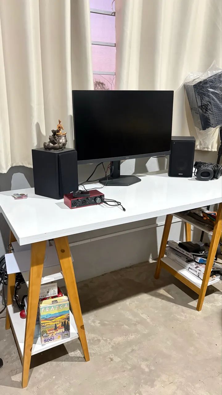 Mesa de Escritório/Home Office com Cavaletes e Prateleiras - Excelente Estado