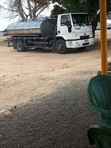 Caminhão com tanque inox para leite 