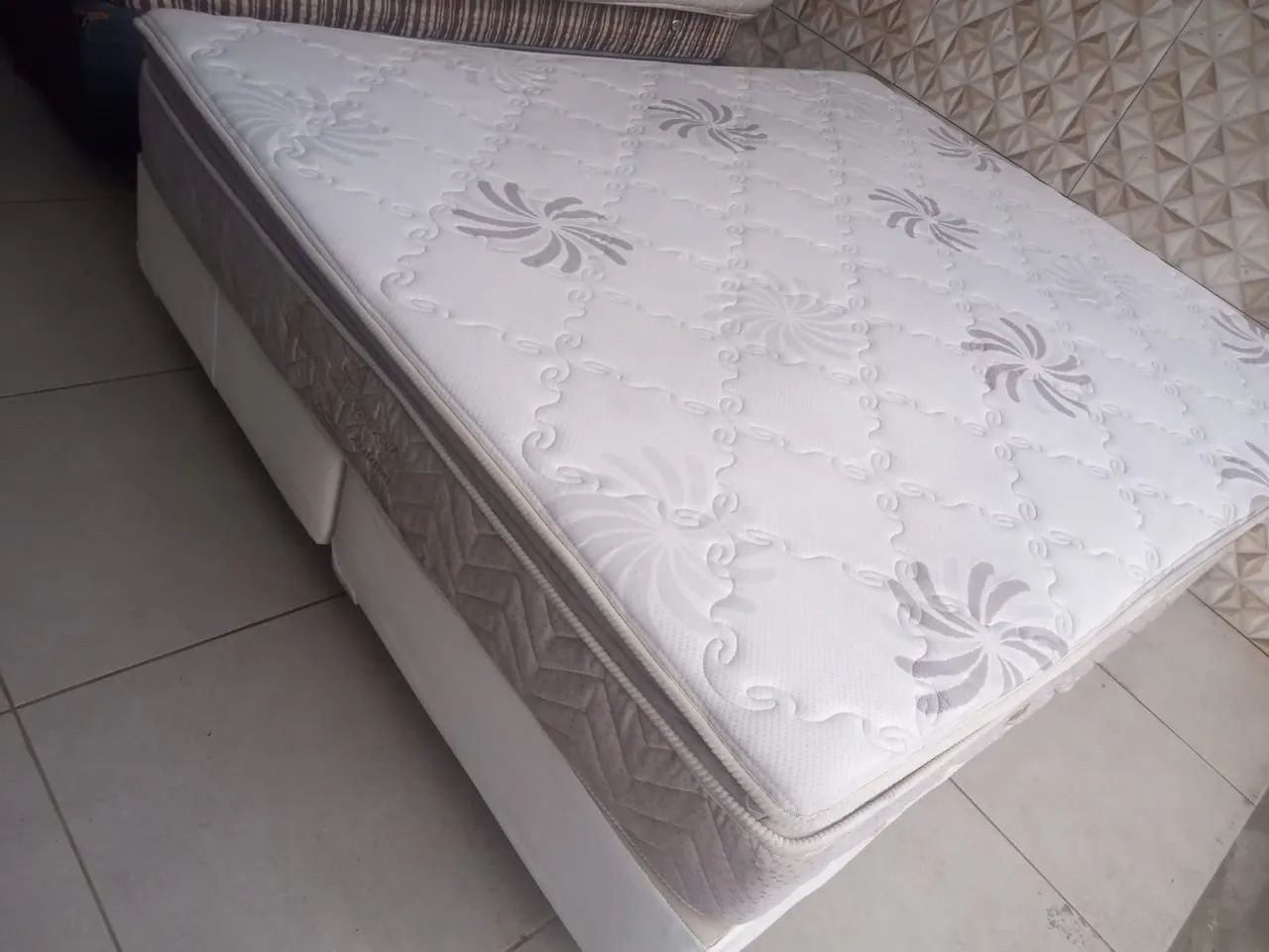 Vendo cama Queen em excelente estado, colchão de molas ensacadas marca Ortobom. - Foto 3