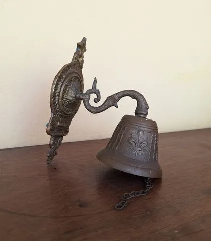 LINDO SINO/CAMPAINHA DE PAREDE EM BRONZE MACIÇO, TODO TRABALHADO COM 10 CM DE DIÂMETRO. - Foto 2
