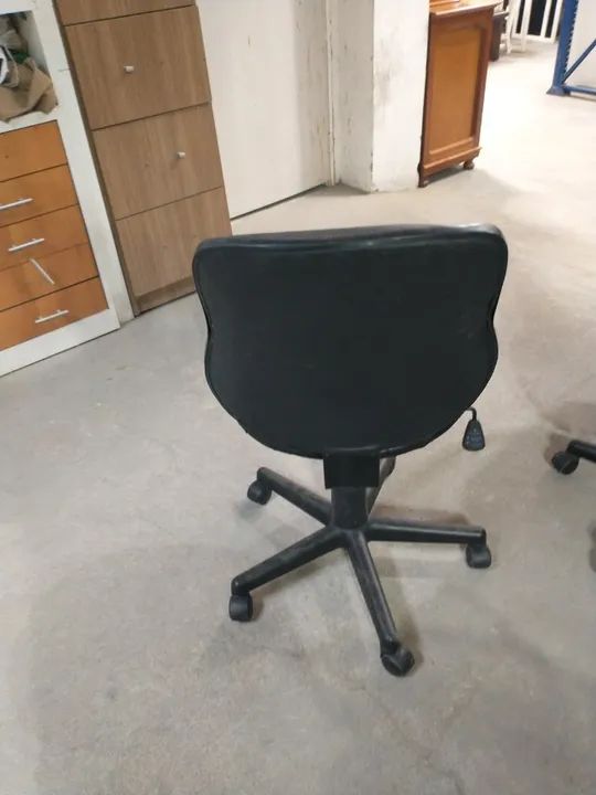 Cadeira de escritório giratória c/ rodas s/ braços em Plástico / Couro Ecológico Preto - Foto 2