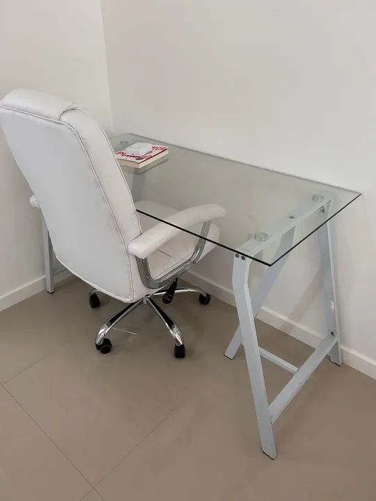 Mesa com tampo de vidro 